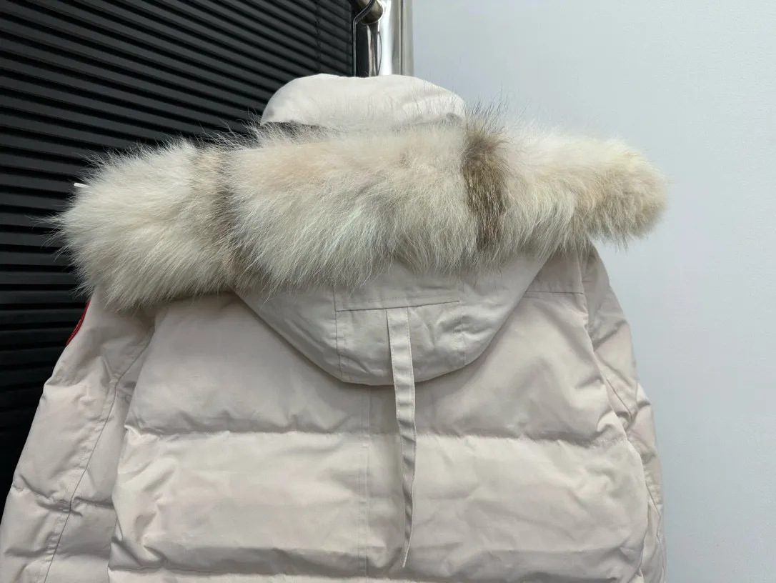 P780 [canada goose wyndham] 29 parka down jackets. The fabric is as soft and hard as the original. It can be restored by kneading at will (fabric misunderstanding: fabrics with high hardness are not waterproof. Only those who buy the latest authentic version this year will notice the softness and comfort of the fabric). The down is synchronized with the authentic white duck down. It is fluffy and not clumps. The electronically controlled down filling machine is filled with down. The zipper is customized with authentic ykk military grade copper core zipper puller. The high-hardness, non-stuck fur collar is made from original and custom-made western Canadian coyote skin. All workmanship and wiring are controlled by workers with more than ten years of service. They must be horizontal and vertical, and no crookedness is allowed. The wiring density inside is more sophisticated. Fighters in the world 29 battle all kinds of world products. Size: XS-XXL